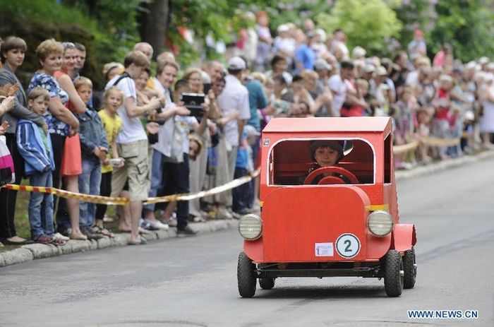 Carrera de coches de cartón en Estonia