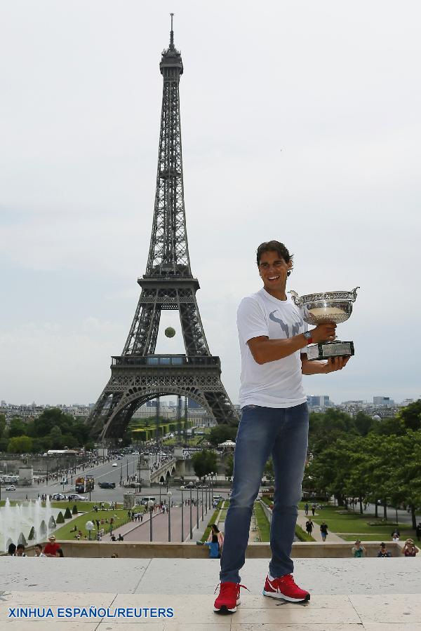 Tenis: Nadal posa con su tesoro a los pies de la Torre Eiffel