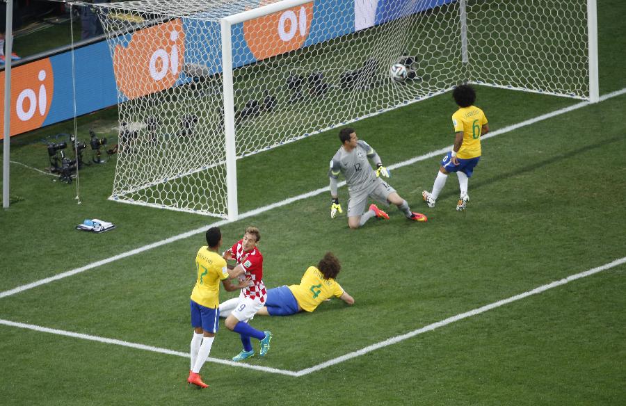 MUNDIAL 2014: Defensa brasile?o Marcelo anota primer gol de la copa con autogol