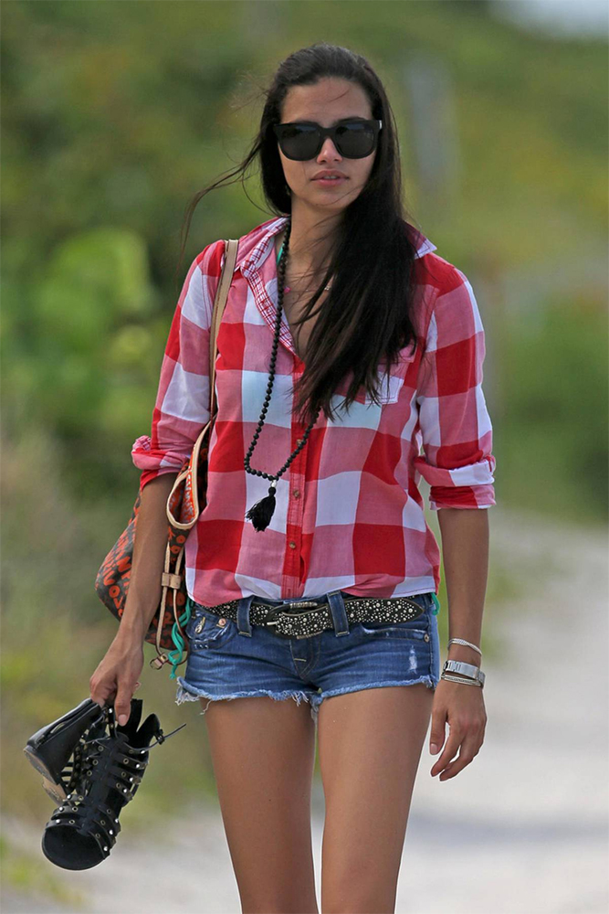 Adriana Lima presume sus curvas en Miami