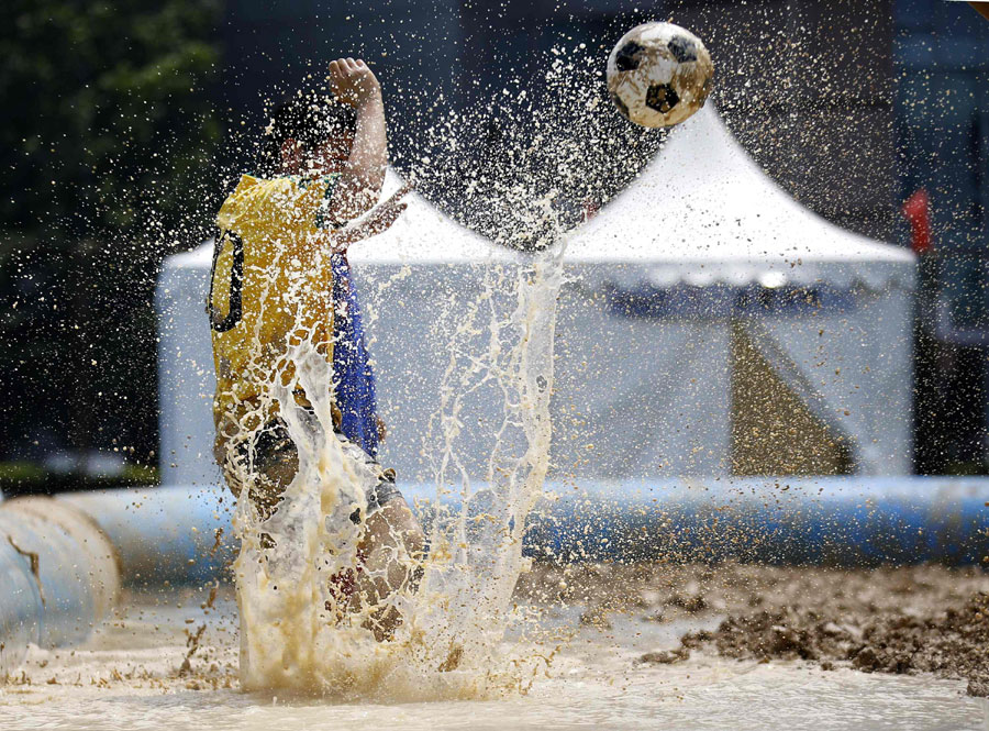 Comienza el torneo de fútbol en barro de Pekín