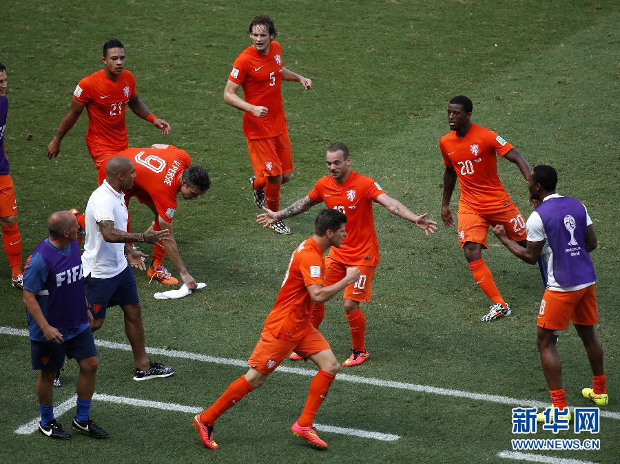 MUNDIAL 2014: Holanda pasa a cuartos de final tras vencer 2-1 a México