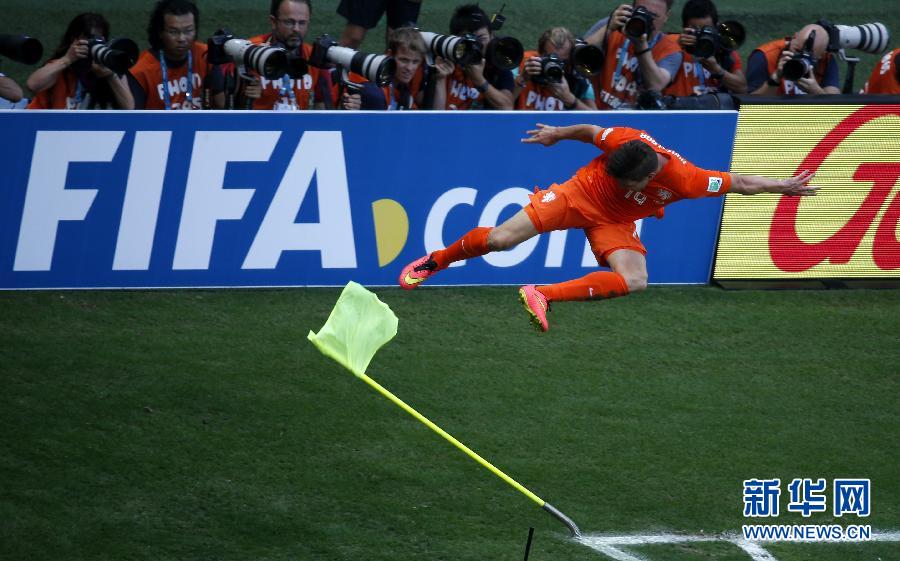 MUNDIAL 2014: Holanda pasa a cuartos de final tras vencer 2-1 a México