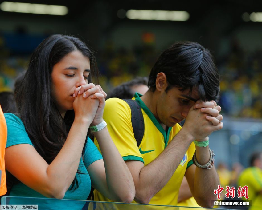 Hinchas brasie?os lloran por el inesperado y cruel resultado de la semifinal del Mundial