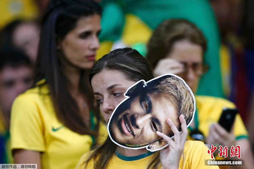 Hinchas brasie?os lloran por el inesperado y cruel resultado de la semifinal del Mundial