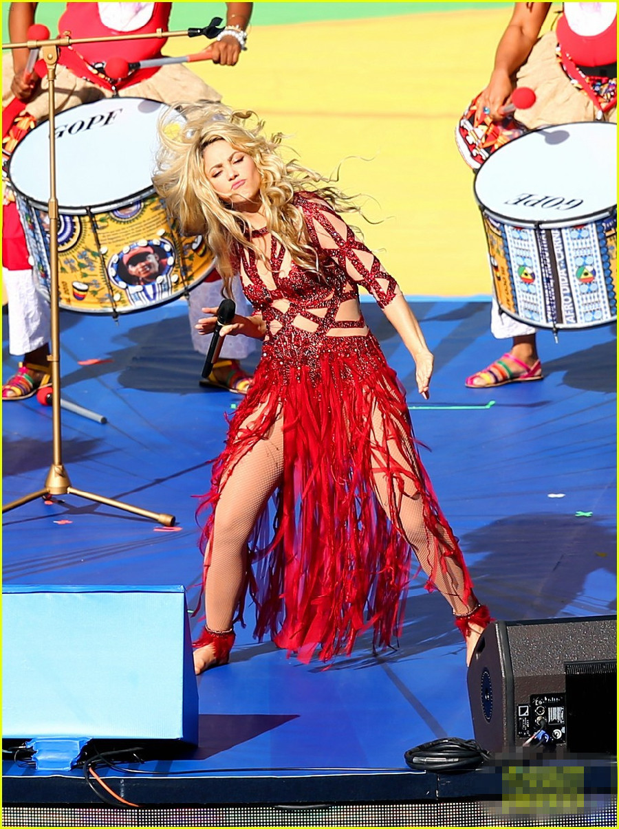 Caliente Shakira le pone ritmo a la clausura de Brasil 2014 con su hijo chulo