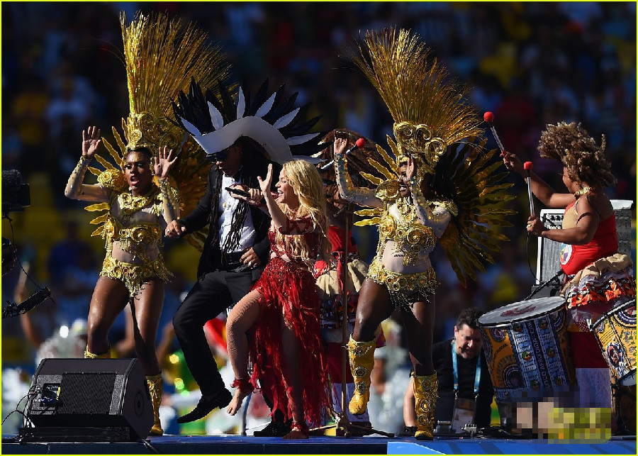 Caliente Shakira le pone ritmo a la clausura de Brasil 2014 con su hijo chulo