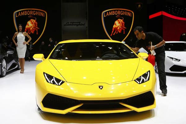 Un empleado limpia un Lamborghini Huracán durante el día de la prensa en la 84a Expo del Motor, en Ginebra. 04 de marzo del 2014. [Foto/agencias]