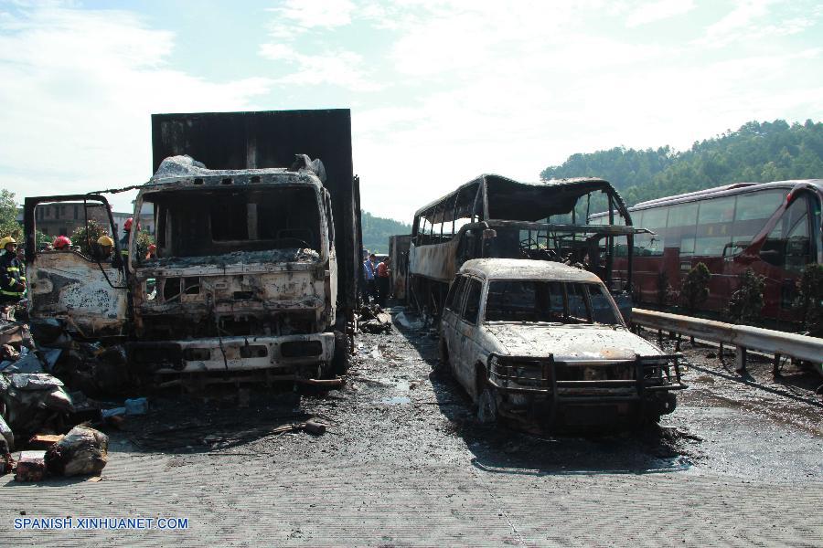 Sospechas de numerosos fallecidos tras accidente de tráfico con explosión en centro de China