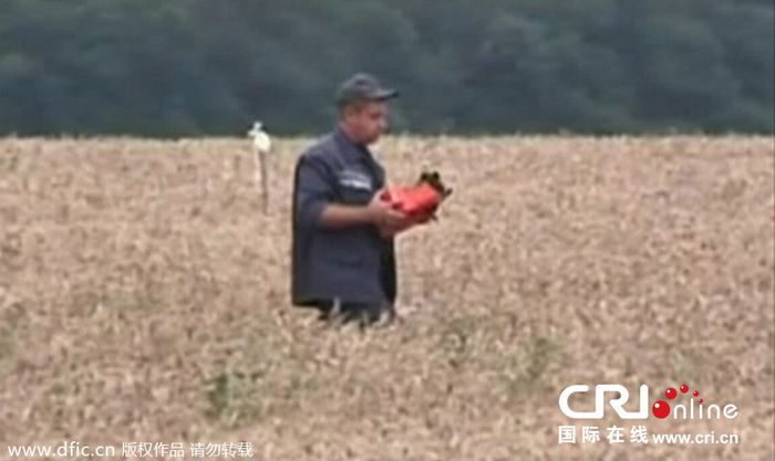 Separatistas prorrusos entregan cajas negras del MH17 a Malasia