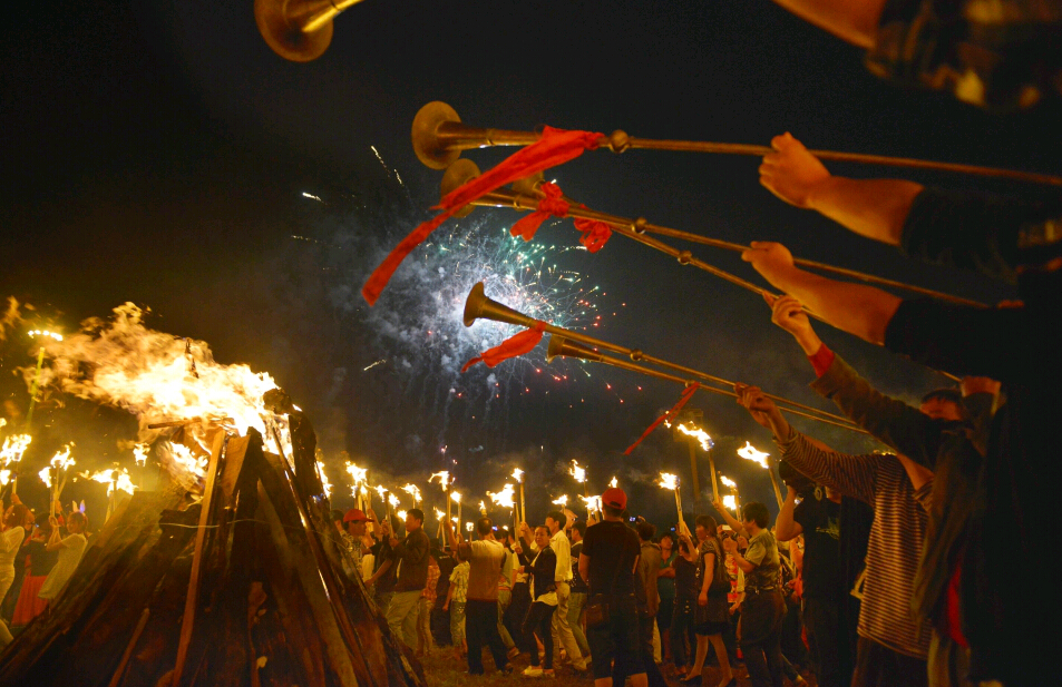 Grupo étnico Yi celebra el Festival de la Antorcha