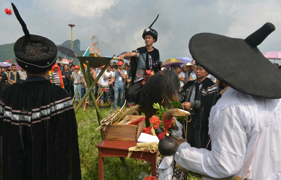 Grupo étnico Yi celebra el Festival de la Antorcha