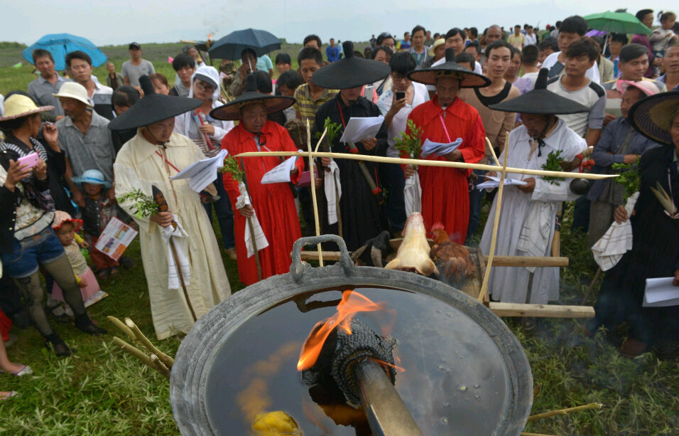 Grupo étnico Yi celebra el Festival de la Antorcha