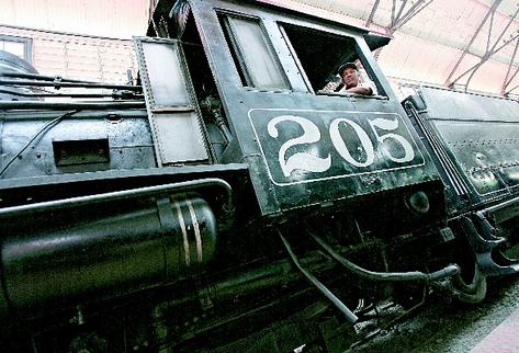 En Cuba: la historia del azúcar, contada por sus locomotoras