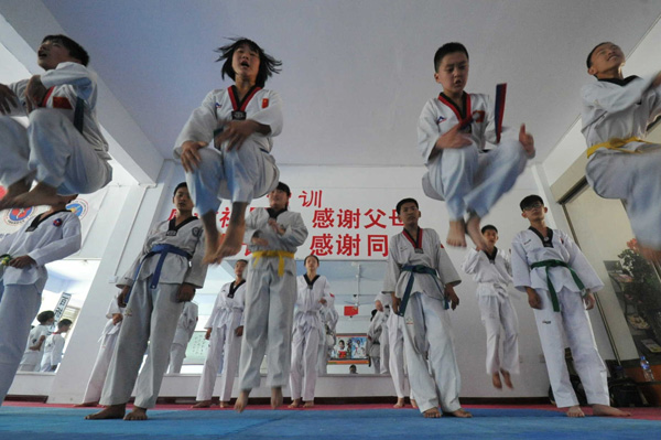 Los estudiantes de secundaria en la provincia de Shanxi Yuncheng, aprender kickboxing durante las vacaciones de verano. Foto: Gao Xinsheng / China Daily