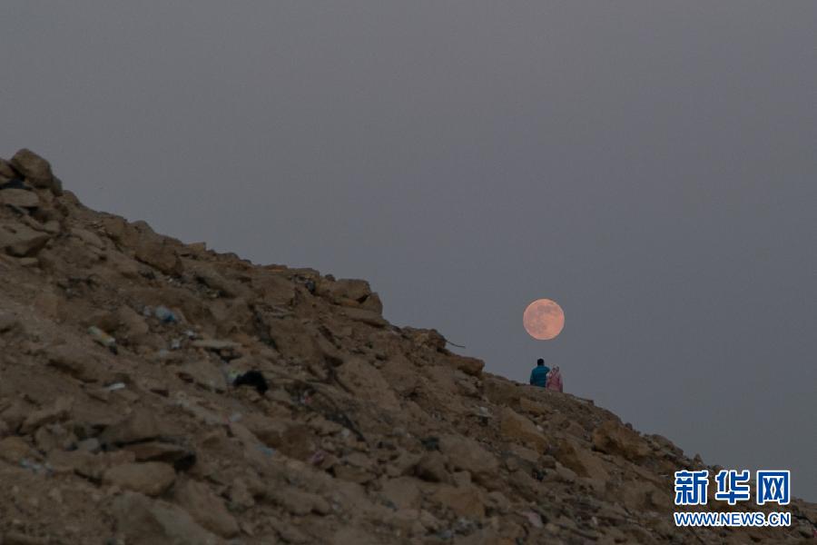 “Súper Luna” en el cielo nocturno