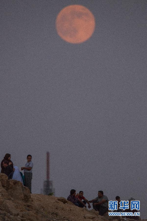 “Súper Luna” en el cielo nocturno