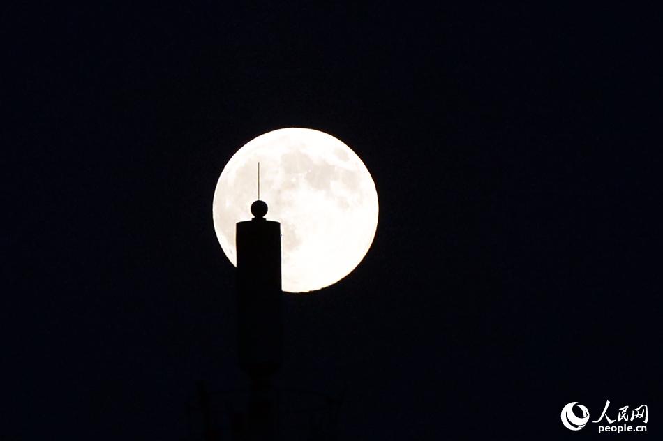 “Súper Luna” en el cielo nocturno