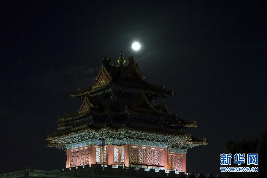 “Súper Luna” en el cielo nocturno