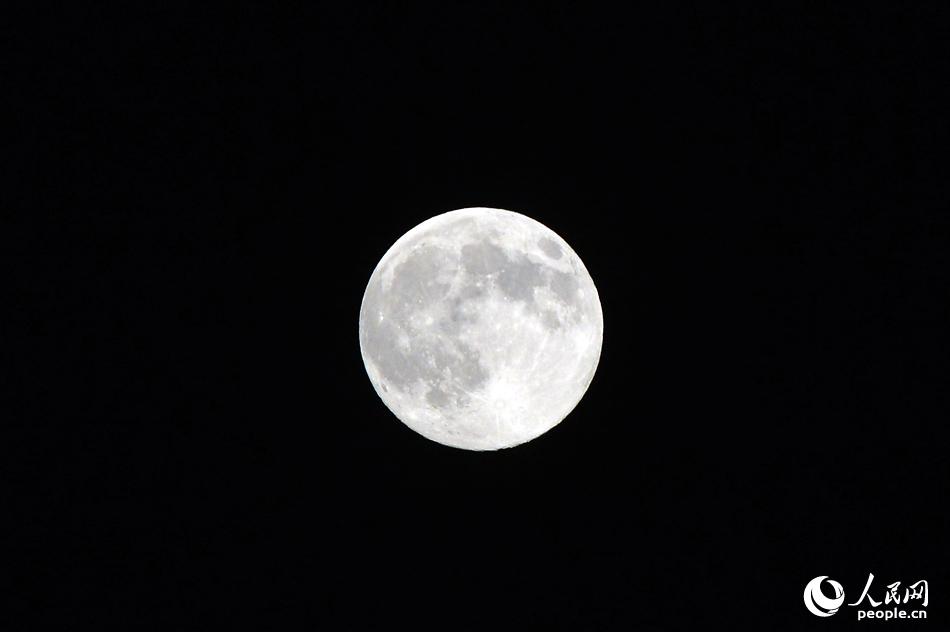 “Súper Luna” en el cielo nocturno