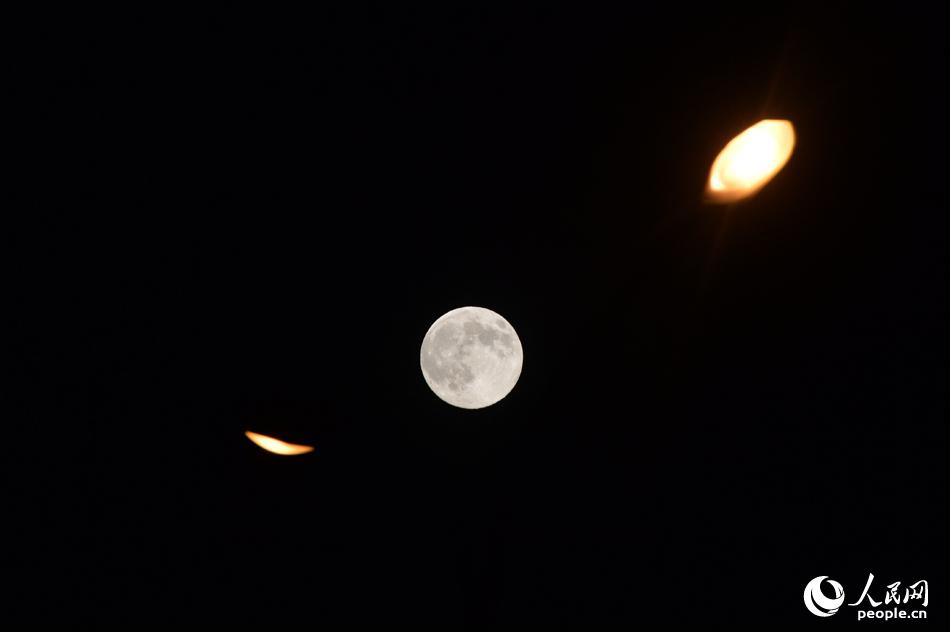 “Súper Luna” en el cielo nocturno