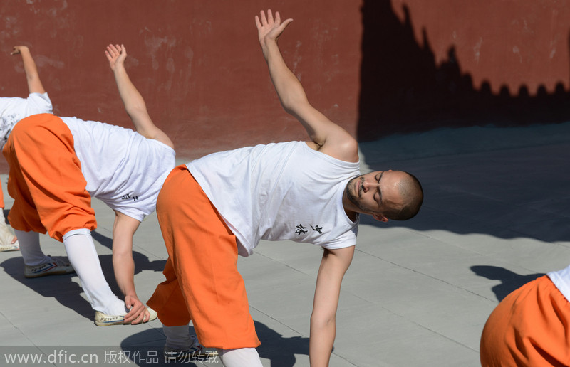 Un estudiante extranjero practica Kung Fu en Shaolin, Dengfeng, Henan. [Foto/IC] 