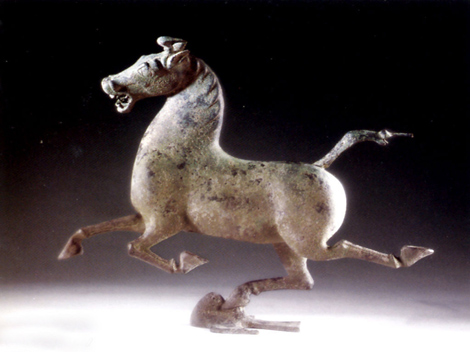 "Caballo galopante" perteneciente a la colección del Museo de Gansu. Fue hallado en 1969 en un sepulcro de la dinastía Han del Este (25-220) en Wuwei, Gansu. Dise?ada con trazos únicos y espléndidos, es una obra clásica de la estética antigua china.