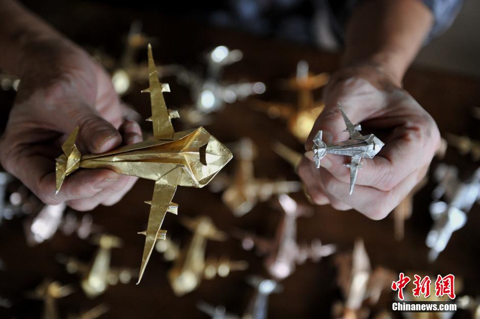 Hombre de 70 a?os fabrica 10.000 aviones de papel