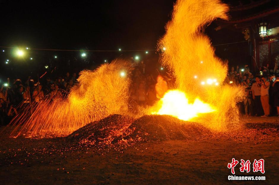 Tradición de 'andar sobre el fuego' en Zhejiang