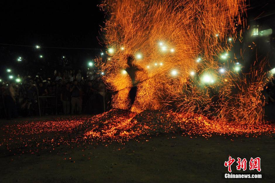 Tradición de 'andar sobre el fuego' en Zhejiang