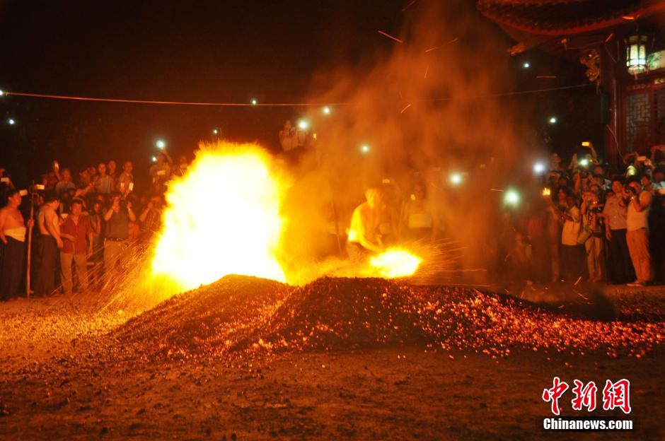 Tradición de 'andar sobre el fuego' en Zhejiang