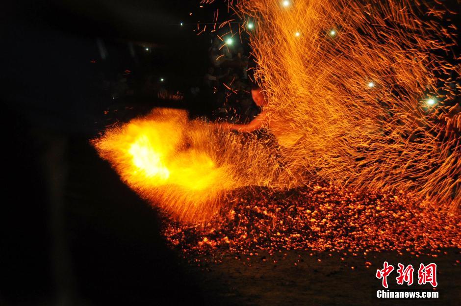 Tradición de 'andar sobre el fuego' en Zhejiang