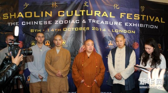 Shi Yongxin (3 a R), Abad del Templo de Shaolin, conversa con los asistentes al 3er Festival Cultural de Shaolin en Londres, Gran Breta?a. [Foto / Xinhua] 