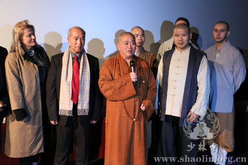 Shi Yongxin (3 a R), Abad del Templo de Shaolin, conversa con los asistentes al 3er Festival Cultural de Shaolin en Londres, Gran Breta?a. [Foto / Xinhua] 