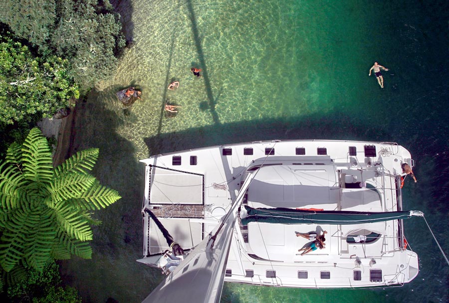 Se divierten en un yate de lujo, atracado en el lago Rotoiti.