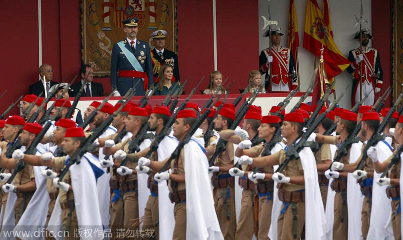 Los reyes de Espa?a presiden su primer Día de la Fiesta Nacional con un desfile militar