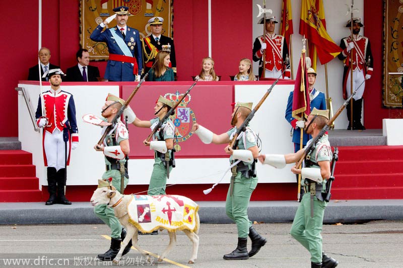 Los reyes de Espa?a presiden su primer Día de la Fiesta Nacional con un desfile militar