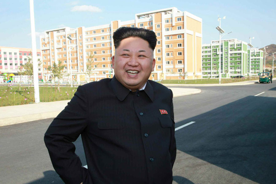 Foto oficial muestra a Kim Jong Un caminando con bastón