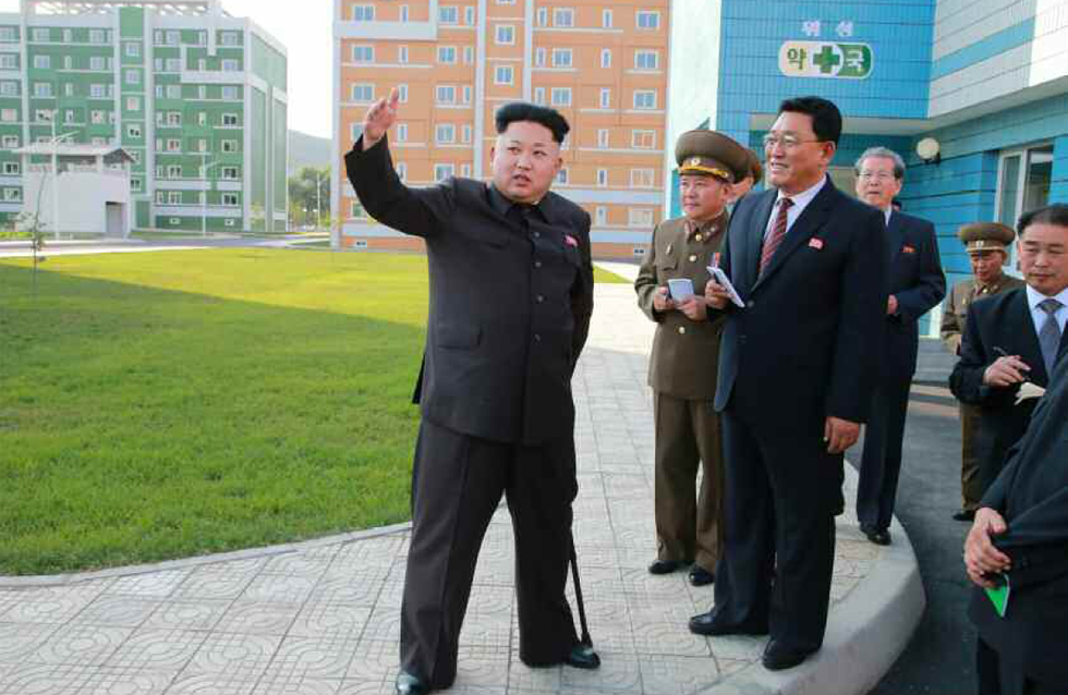 Foto oficial muestra a Kim Jong Un caminando con bastón