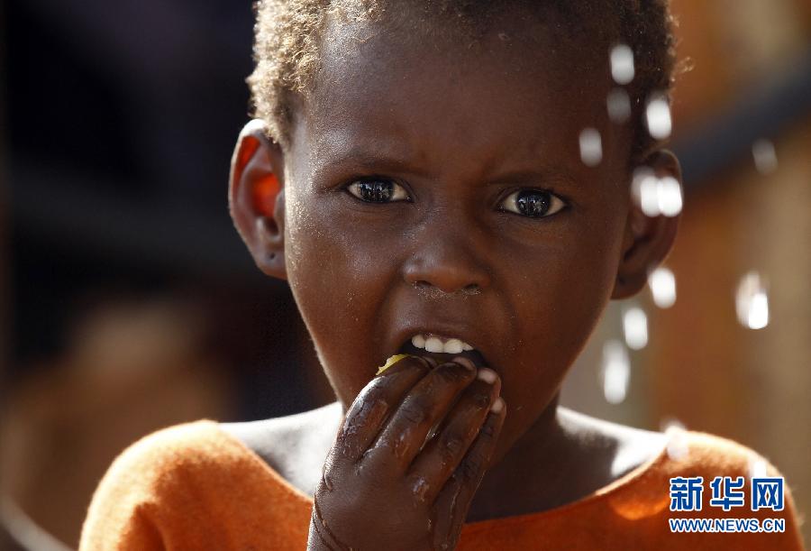 28 de junio 2012, en la capital de Somalia, Mogadiscio, un ni?o está comiendo fuera de la tienda de campa?a al aire libre. (Foto: Xinhua / Reuters)