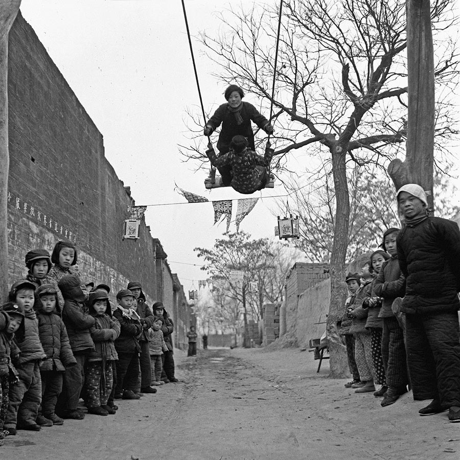 Dos chicas de pueblo juegan en un columpio en el condado de Jin en la provincia de Hebei, por Cheng Guo, a?o 1954.