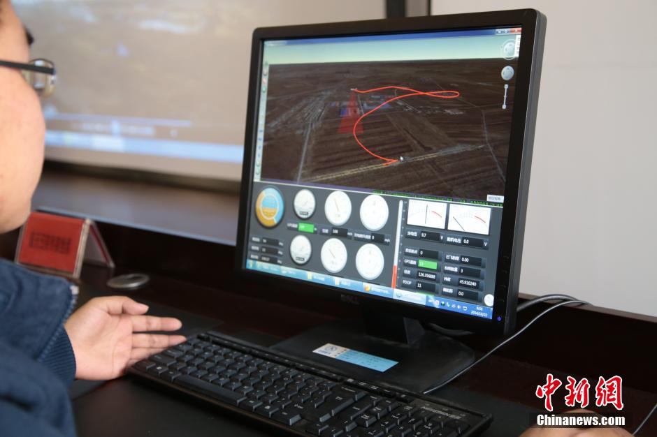 En la foto, el personal de tierra está observando los datos recabados por el avión no tripulado. (Foto: Dongliang Wang / Agencias de Noticias de China)