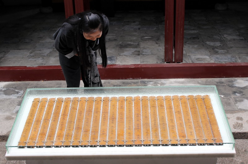 Visitantes, antes de su apertura oficial, recorren las diferentes salas. Museo Cultural Zhuangyuan, Suzhou, Jiansu.