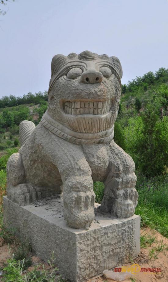 Un león de piedra en el condado de Suide [Foto por "Da Shu" / Cnwest]