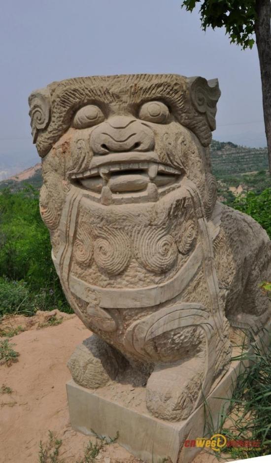 Un león de piedra en el condado de Suide [Foto por "Da Shu" / Cnwest]