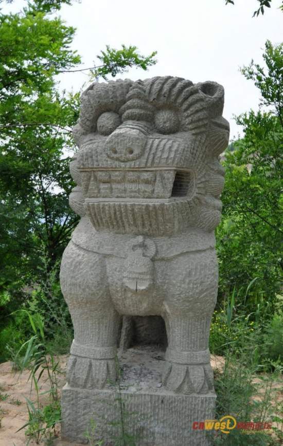 Un león de piedra en el condado de Suide [Foto por "Da Shu" / Cnwest]