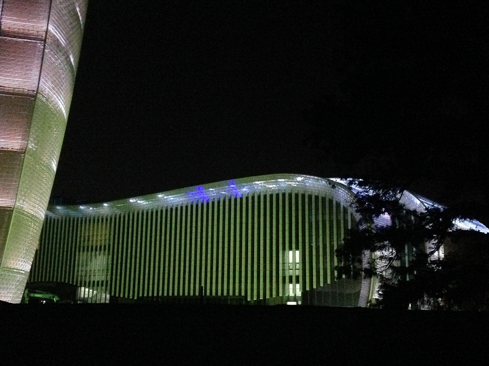 Diferentes iluminaciones del nuevo edificio de Diario del Pueblo