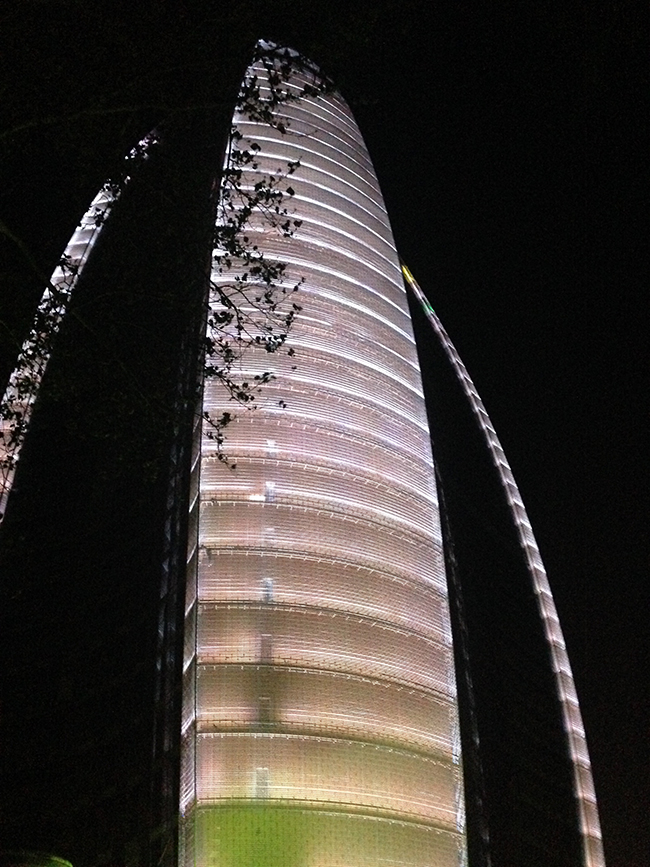 Diferentes iluminaciones del nuevo edificio de Diario del Pueblo