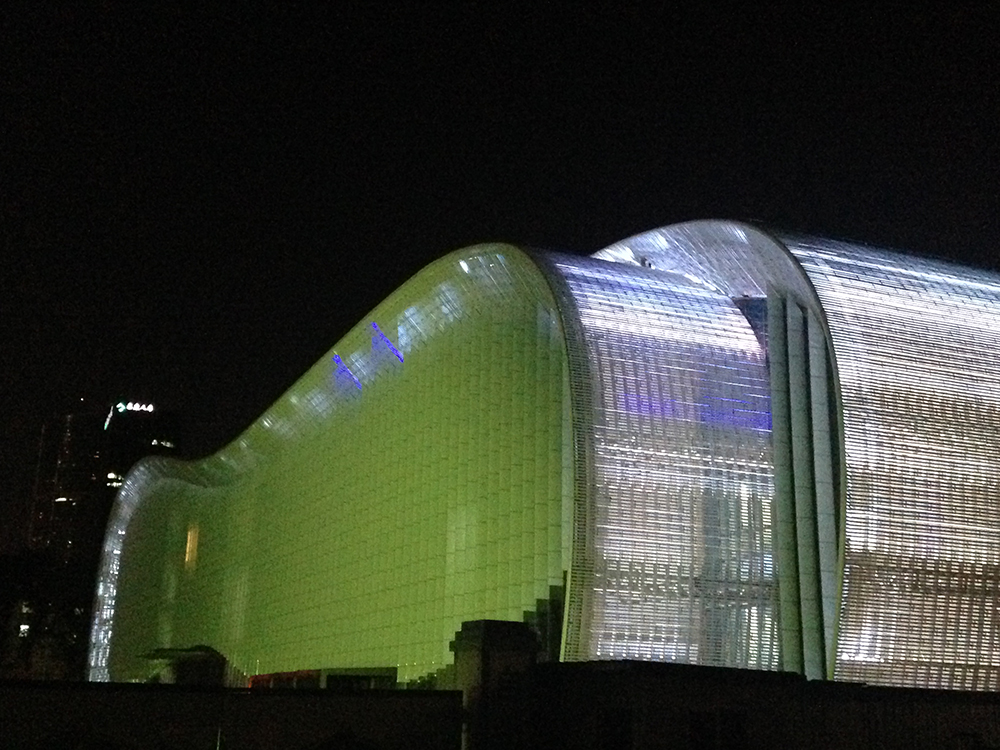 Diferentes iluminaciones del nuevo edificio de Diario del Pueblo