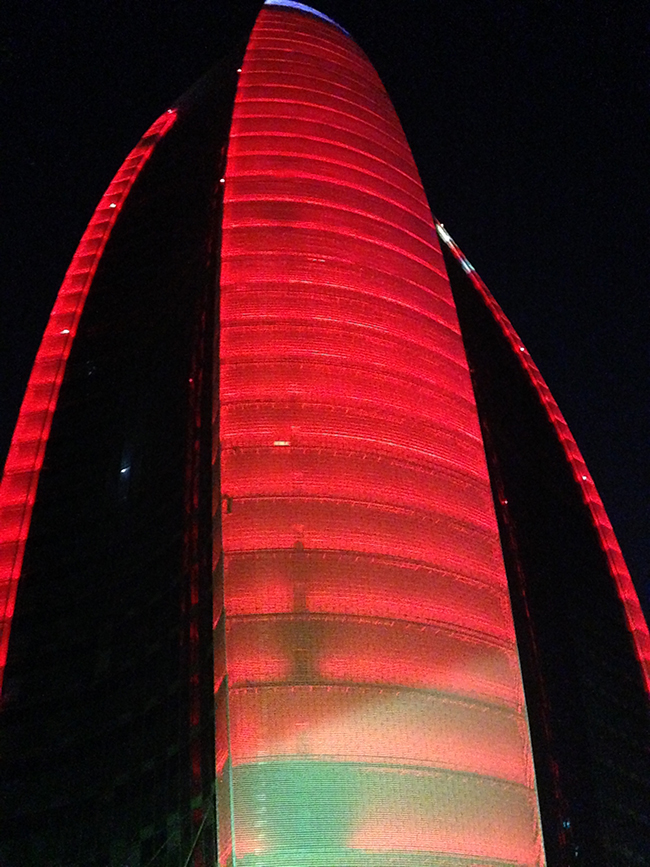 Diferentes iluminaciones del nuevo edificio de Diario del Pueblo